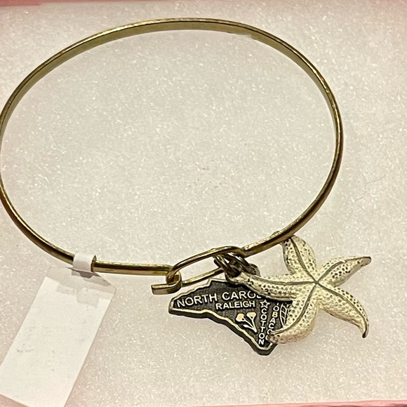 Gleeful Peacock Gold Bangle Bracelet Hand Painted North Carolina Starfish Charm - Picture 1 of 2